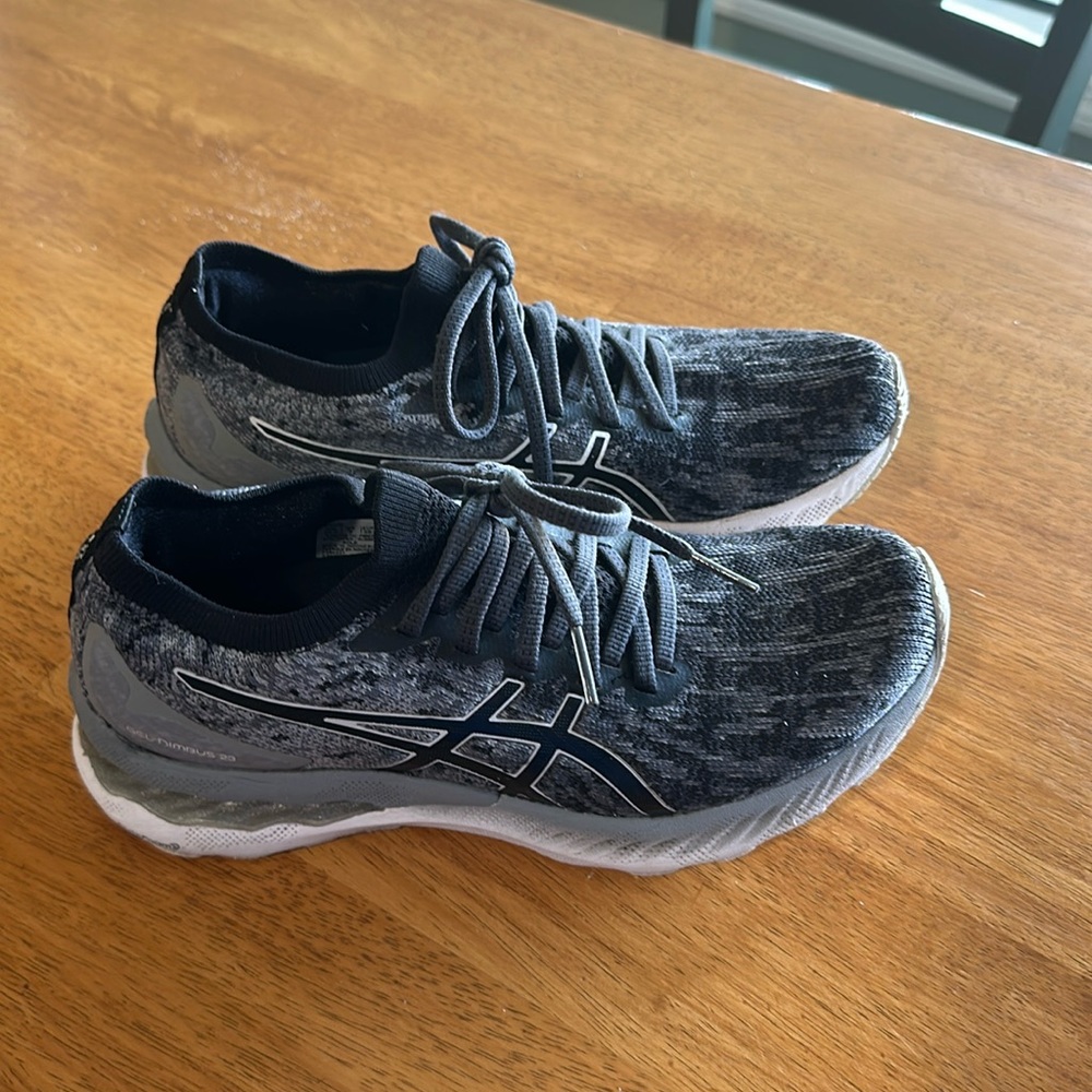 Size 8 adidas gel nimbus. In good condition